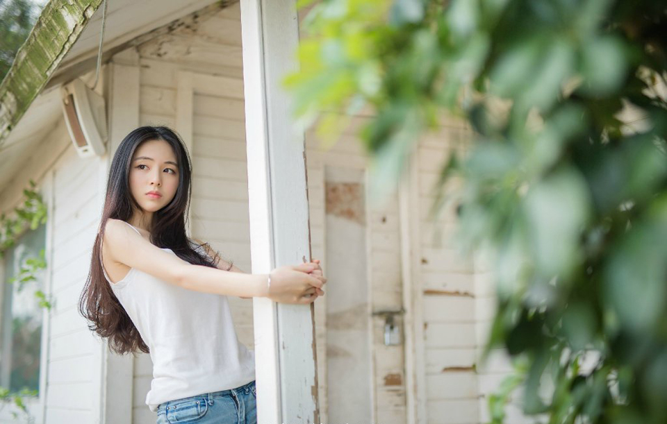 庞统正要说话，地面突然震颤起来，众人下意识的抬头看去，却见一支骑兵正在向这边赶来，速度不快，人数也只有数十人，但却有一股面对千军万马奔腾而来的气势，沿途所过，百姓下意识的避让开。